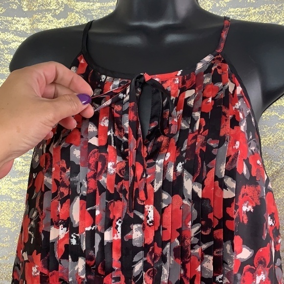Chic by Jacob Sleeveless Floral Satin/Pleated Top Size P/S - Picture 4 of 11